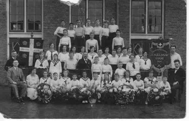 Leden van Excelsior in 1936 op het schoolplein